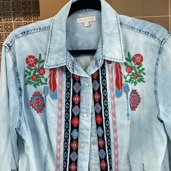 Western Connection Tops - Women's Vintage style Denim Floral Embroidered Western Shirt.